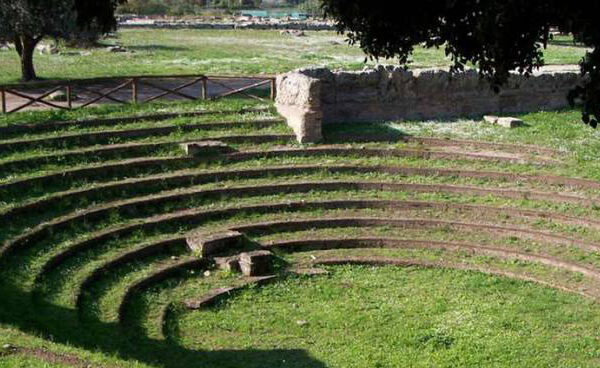 Cantastorie_paestum_bouleuterion_1